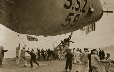 Dirigeable naval descendant à son amarrage sur le pont arrière du H.M.S. Furious, 1914-19 - English Photographer